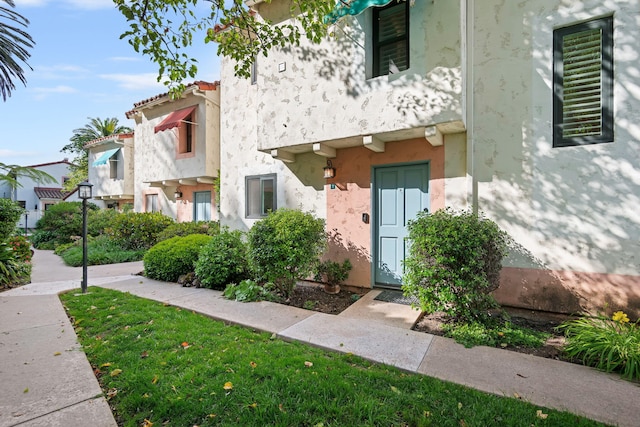 view of front facade featuring stucco siding