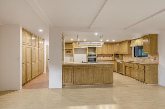 kitchen with recessed lighting, stainless steel appliances, decorative backsplash, and a sink