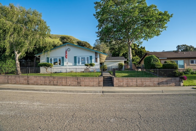 1404 Palmetto Ave, Lompoc, CA 93436 - bungalow-style house with a fenced front yard and a front yard