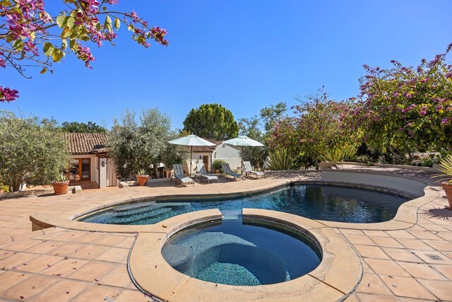10971 Alto Ct, Oak View, CA 93022 - view of swimming pool featuring a patio area and a pool with connected hot tub