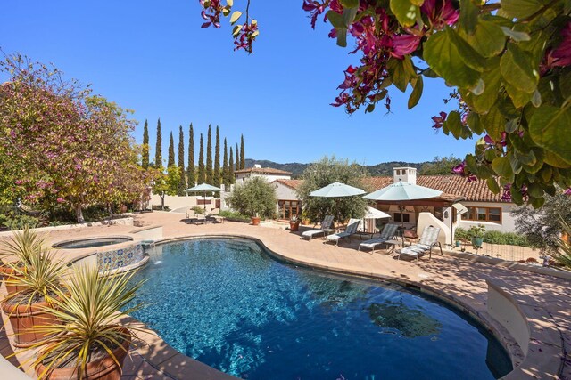 10971 Alto Ct, Oak View, CA 93022 - view of pool featuring a patio area, a pool with connected hot tub, and a mountain view
