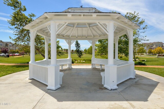 714 Nile River Dr, Oxnard, CA 93036 - surrounding community featuring a lawn and a gazebo