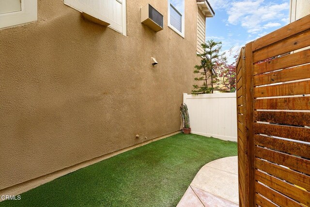714 Nile River Dr, Oxnard, CA 93036 - view of yard with fence