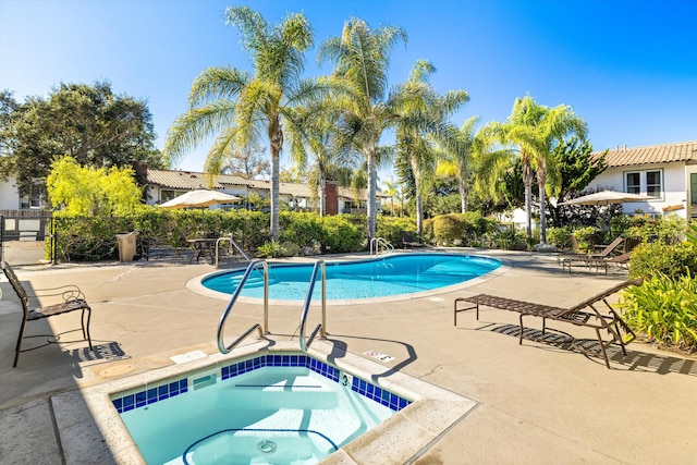 2648 State St Unit 32, Santa Barbara, CA 93105 - community pool with a hot tub and a patio