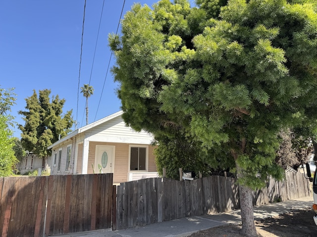 1319 Pitos St, Santa Barbara, CA 93103 - view of front of property with a fenced front yard