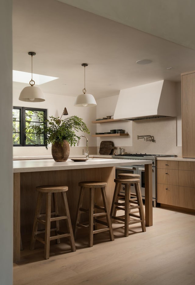 99 Sierra Vista Rd, Santa Barbara, CA 93108 - kitchen with light countertops, modern cabinets, ventilation hood, and a breakfast bar