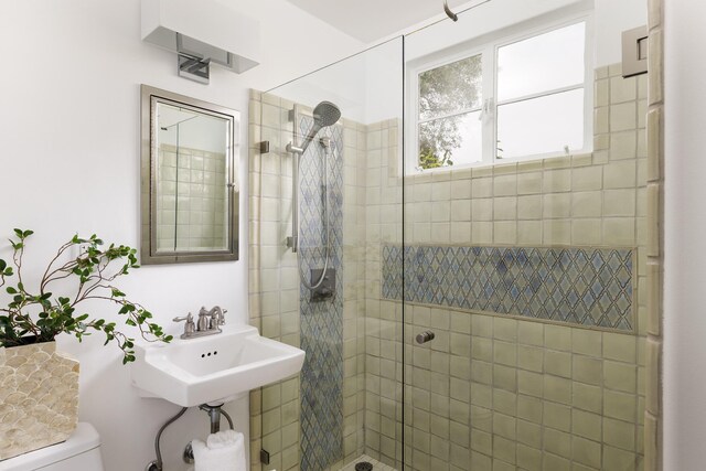 924 Garden St Unit F, Santa Barbara, CA 93101 - full bath featuring a tile shower, a sink, and toilet