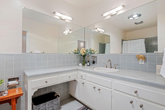 2641 State St Unit 2, Santa Barbara, CA 93105 - bathroom with vanity and tasteful backsplash
