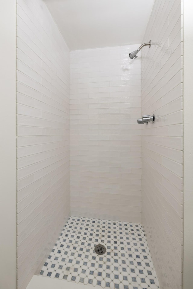 5003 Rhoads Ave, Santa Barbara, CA 93111 - bathroom featuring tiled shower