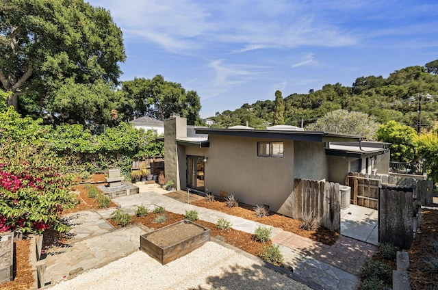 1330 W Valerio St, Santa Barbara, CA 93101 - view of front facade with stucco siding and a patio area