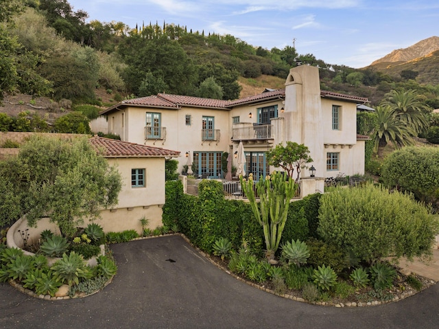 1439 Tunnel Rd, Santa Barbara, CA 93105 - view of property with driveway and a mountain view