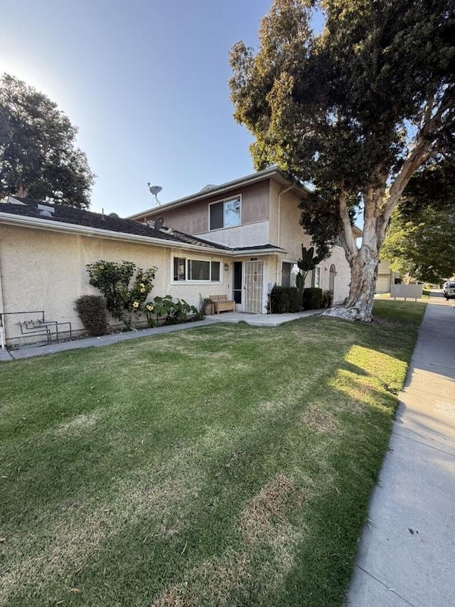 701 Halyard St, Port Hueneme, CA 93041 - traditional-style home with a front yard and stucco siding