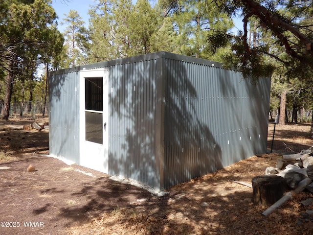 view of outdoor structure with an outbuilding