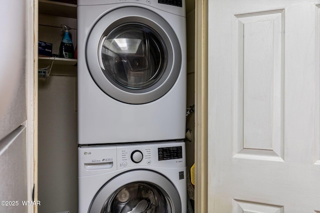 2670 Snow Slope Way, Pinetop, AZ 85935 - clothes washing area with estacked washer and dryer