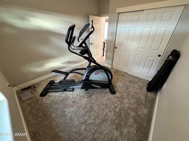 exercise area featuring carpet flooring and baseboards