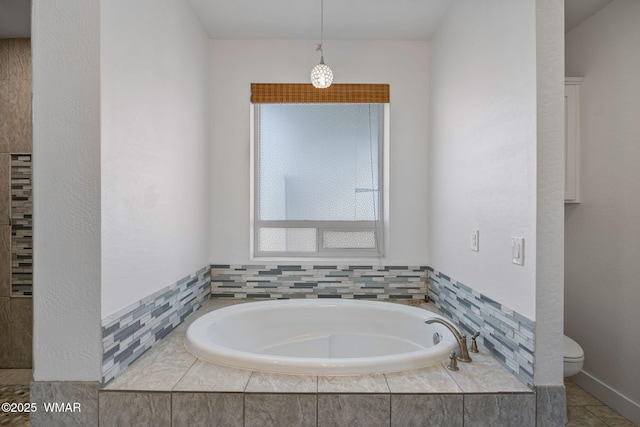 1738 W 7th St, Snowflake, AZ 85937 - bathroom featuring a garden tub and toilet