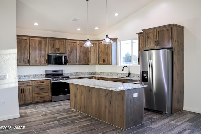 1316 W 7th St S, Snowflake, AZ 85937 - kitchen featuring stainless steel appliances, a sink, dark wood finished floors, a center island, and recessed lighting