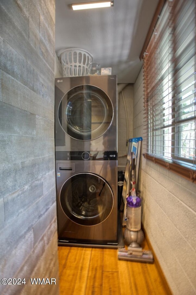 2020 S Pleasantview Dr, Show Low, AZ 85901 - washroom featuring stacked washer / dryer