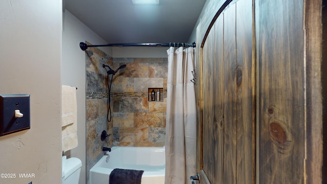 full bath featuring shower / bathtub combination with curtain and toilet
