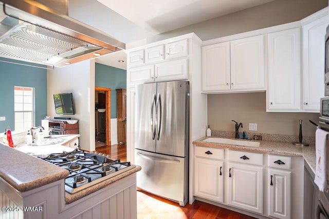 1961 S Canyon Ridge Trl, Show Low, AZ 85901 - kitchen featuring stainless steel appliances, a sink, white cabinets, and light wood-style floors
