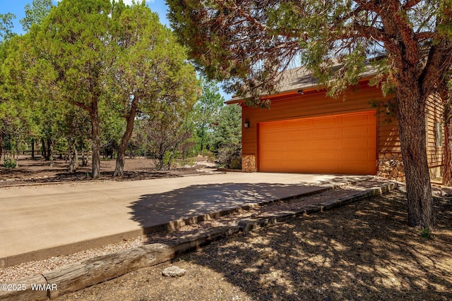 5621 E Starlight Ridge Rd, Lakeside, AZ 85929 - garage with driveway