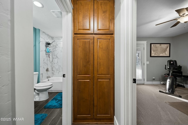 full bath featuring toilet, shower / bath combination, baseboards, and a ceiling fan