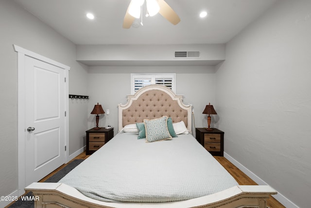 bedroom featuring ceiling fan, recessed lighting, baseboards, visible vents, and dark wood-style floors