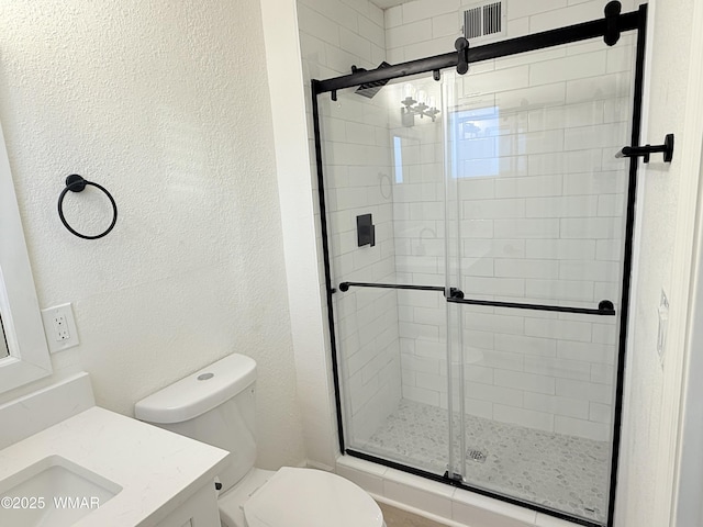 412 W 8th St S, Snowflake, AZ 85937 - full bath featuring vanity, toilet, a shower stall, and a textured wall