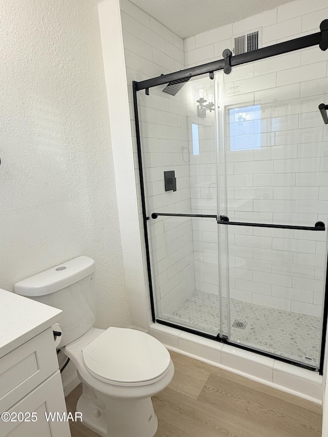 412 W 8th St S, Snowflake, AZ 85937 - full bath with wood finished floors, toilet, a shower stall, vanity, and a textured wall