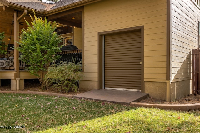 entrance to property featuring roof with shingles