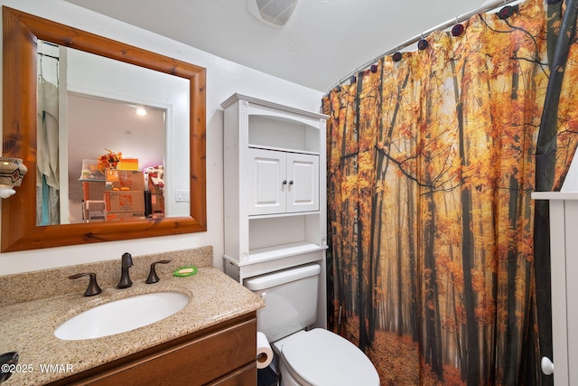 full bathroom featuring vanity, a shower with shower curtain, and toilet