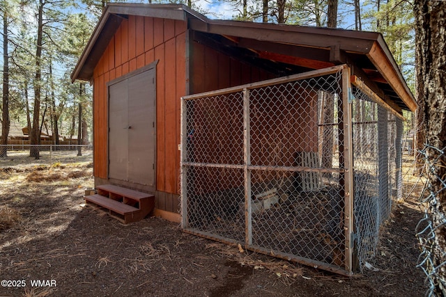 view of outdoor structure with an outbuilding