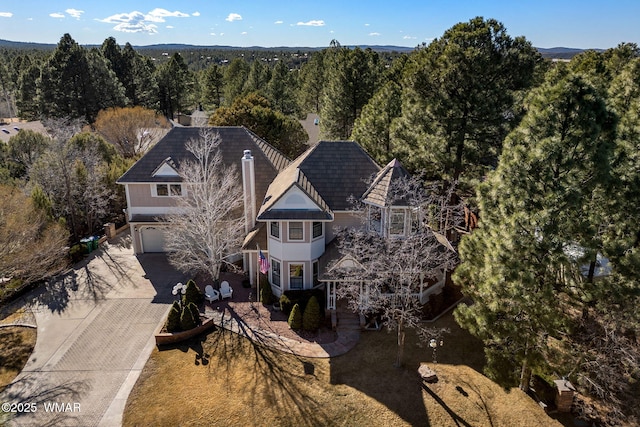 bird's eye view featuring a wooded view