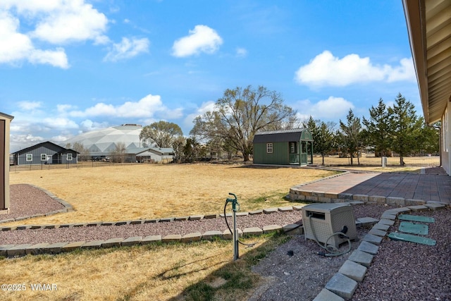 view of yard featuring an outbuilding