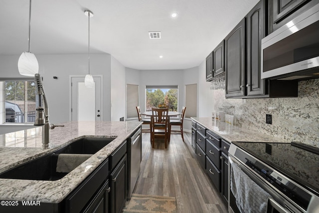 6668 Bandido Way, Show Low, AZ 85901 - kitchen featuring visible vents, wood finished floors, dark cabinetry, a sink, and stainless steel appliances