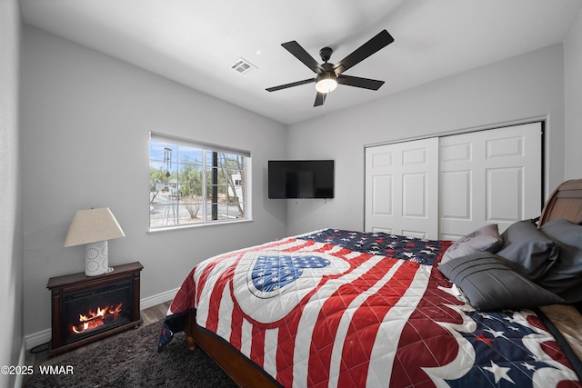 6668 Bandido Way, Show Low, AZ 85901 - bedroom featuring ceiling fan, baseboards, wood finished floors, visible vents, and a closet