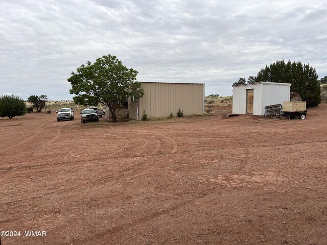 view of yard with an outdoor structure