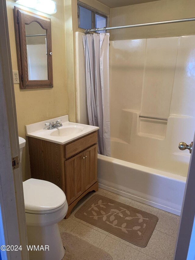 bathroom with shower / tub combo with curtain, vanity, and toilet