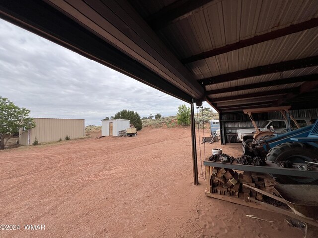 view of yard with an outbuilding