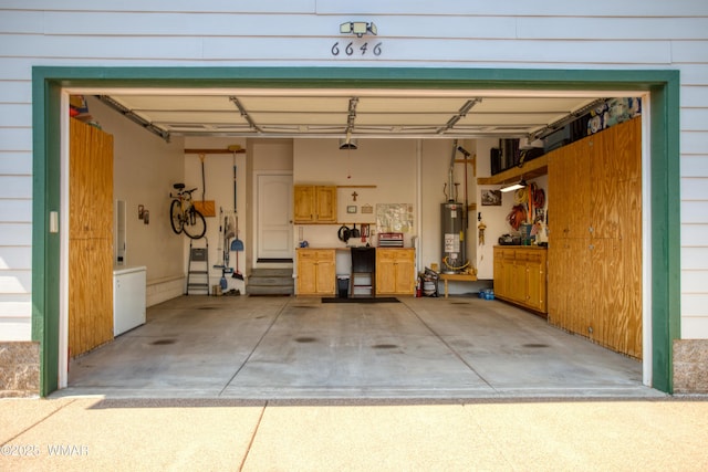 6646 Broken Arrow Way, Show Low, AZ 85901 - garage featuring water heater