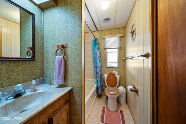 full bathroom with shower / tub combo with curtain, visible vents, toilet, vanity, and wallpapered walls