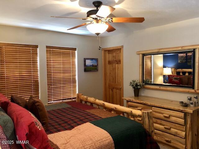 2722 Covered Wagon Trl, Overgaard, AZ 85933 - bedroom featuring ceiling fan