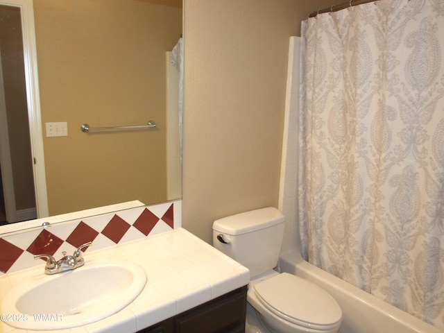 2124 W Vista Dr, Snowflake, AZ 85937 - bathroom featuring vanity, shower / bath combo, and toilet