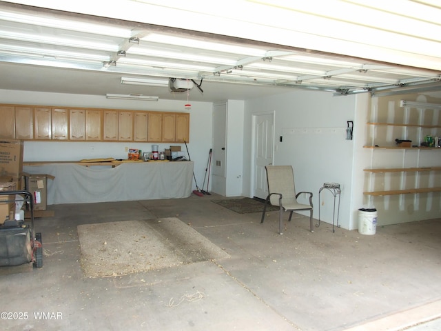 2124 W Vista Dr, Snowflake, AZ 85937 - garage featuring a garage door opener
