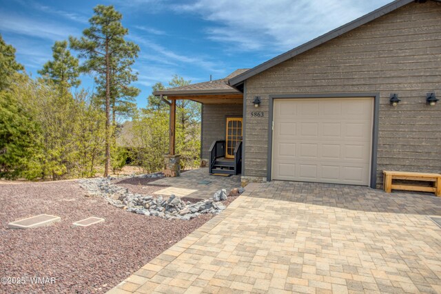 5863 Apollo Way, Lakeside, AZ 85929 - garage with decorative driveway