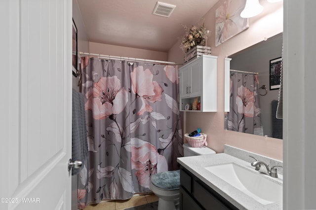 1275 Flag Hollow Rd, Lakeside, AZ 85929 - full bath with vanity, toilet, tile patterned floors, and curtained shower