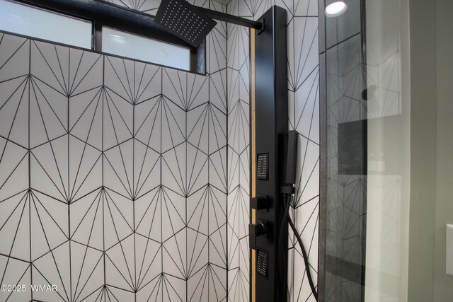 1421 N 36th Dr, Show Low, AZ 85901 - full bathroom featuring a tile shower