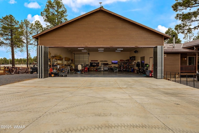 2737 Skyhawk Dr, Overgaard, AZ 85933 - garage featuring driveway