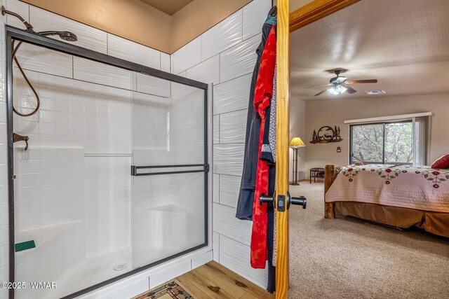 4602 Mountain Gate Cir, Lakeside, AZ 85929 - ensuite bathroom with tiled shower, visible vents, a ceiling fan, and connected bathroom