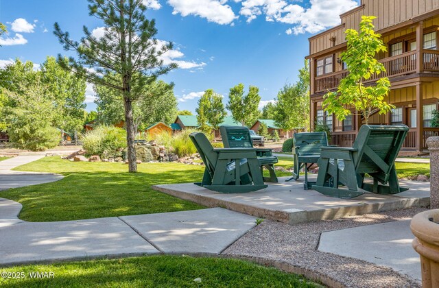 2411 Quarter Horse Trl, Overgaard, AZ 85933 - surrounding community with a yard
